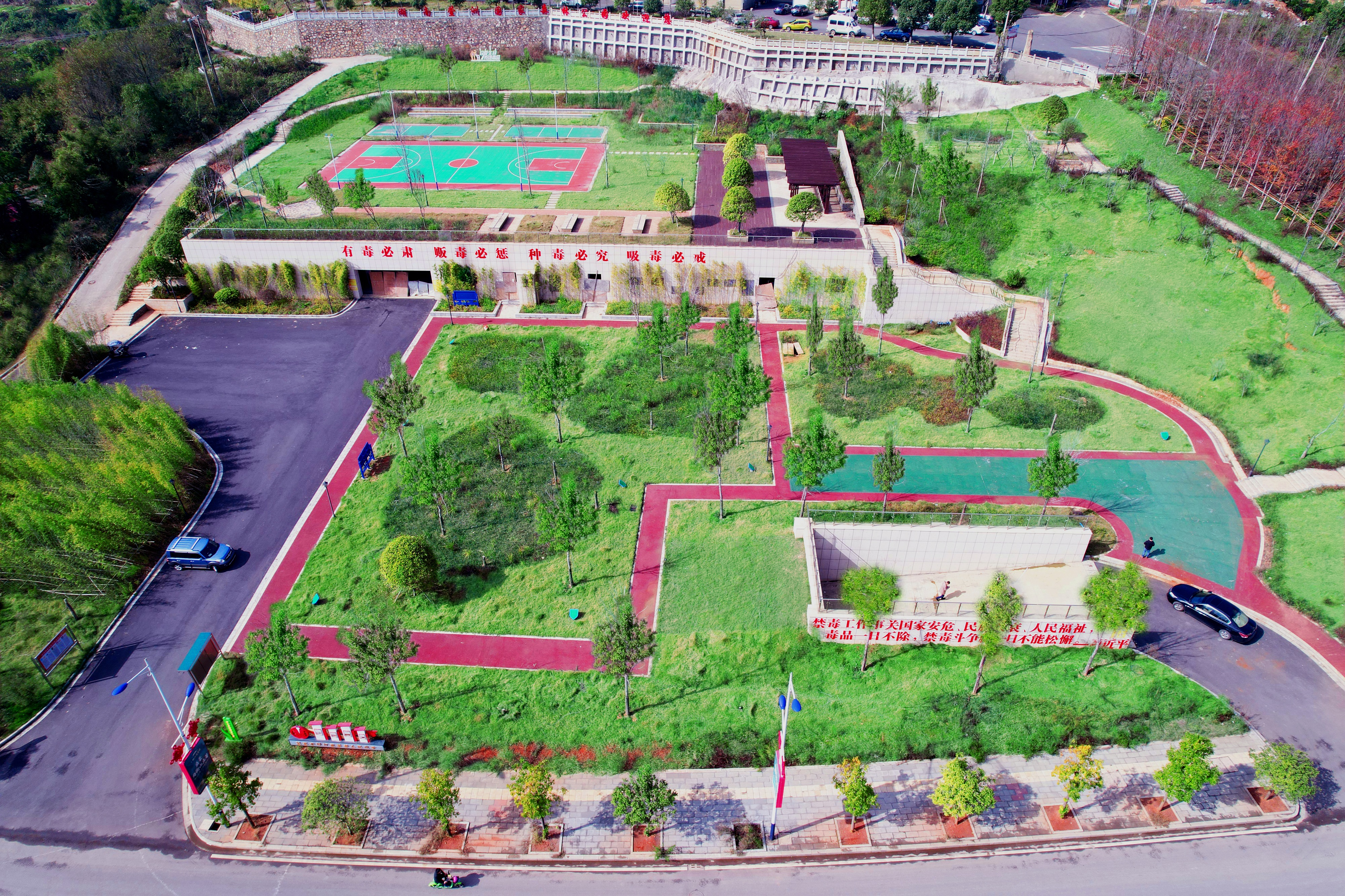 開(kāi)云路生態(tài)停車(chē)場(chǎng)